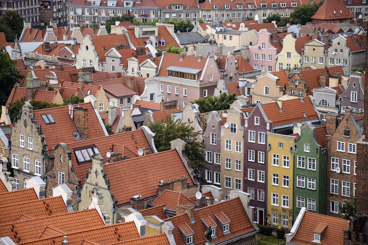 Danzig - Gdnsk. Blick in westlicher Richtung vom Turm des Richtstdtischen Rathauses ber die Giebelhuser. Aufnahme: 12. August 2019.