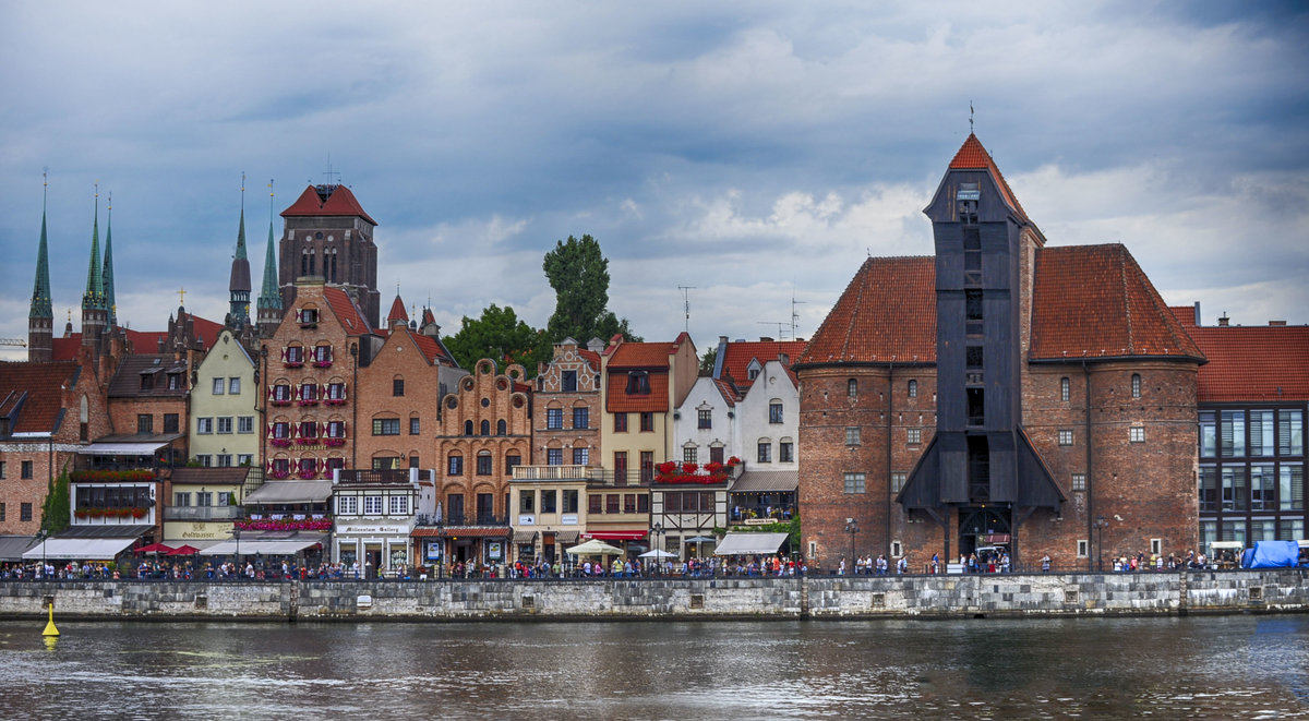 Danzig - Gdnsk. Die Lange Brcke (polnisch: Długie Pobrzeże), das Krantor (polnisch: Brama Żuraw) und die Mottlau (polnisch: Motława) vom Bleihofinsel aus gesehen. Aufnahme: 12. August 2019.