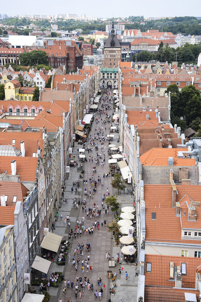 Danzig - Gdnsk. Die Langgasse aufgenommen vom Rechtstdtischen Rathaus, Blick nach Westen zum Goldenen Tor. Aufnahme: 12. August 2019.