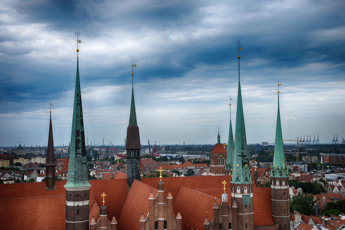 Danzig - Gdnsk. Die Trme der Marienkirche (auf polnisch: Bazylika konkatedralna Wniebowzięcia Najświętszej Maryi Pannyvom) Rechtstdtischen Rathaus aus gesehen. Aufnahme: 12. August 2019.