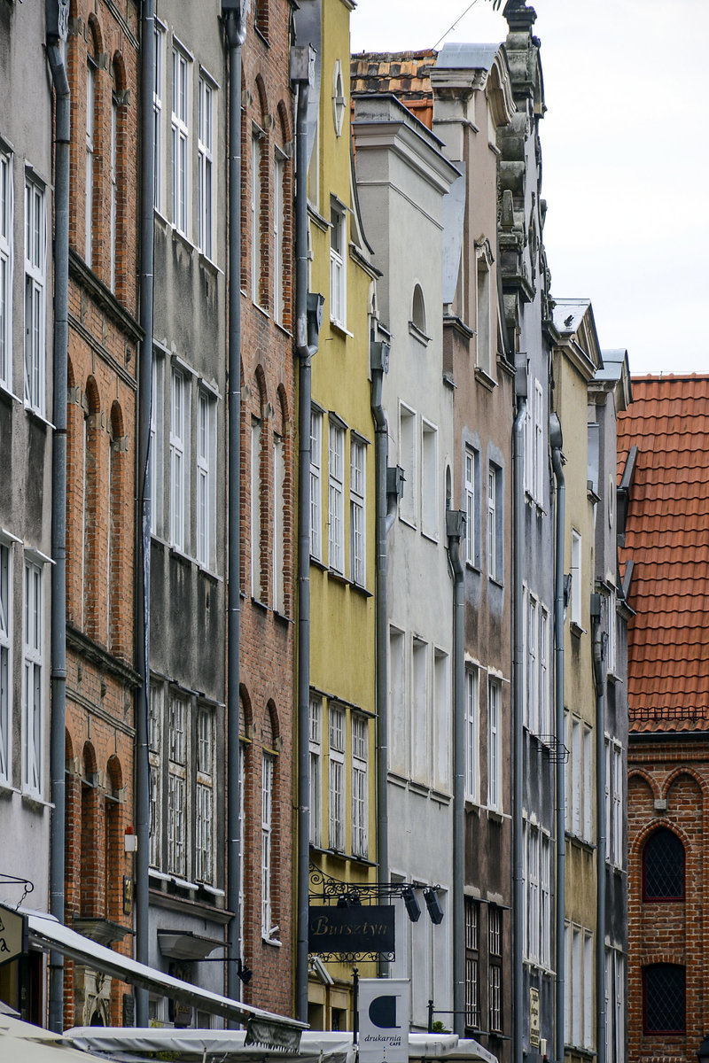 Danzig - Gdnsk. Giebelhuser an der Frauengasse. Die Gasse beginnt an der Marienkirche und fhrt ostwrts zur Mottlau, zum mittelalterlichen Frauentor. Aufnahme: 12. August 2019.