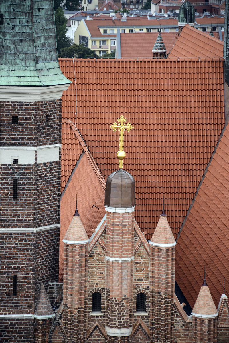 Danzig - Gdnsk. Kreuz auf der Marienkirche (polnisch: Bazylika konkatedralna Wniebowzięcia Najświętszej Maryi Panny) vom Turm des Rechtstdtischen Rathauses aus gesehen. Aufnahme: 12. August 2019.