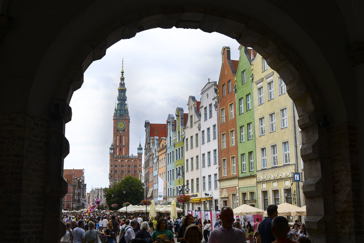 Danzig - Gdnsk. Langer Markt (polnisch: Długi Targ) und das Rechtstdtische Rathaus durch das Grne Tor (polnisch: Brama Zielona) gesehen. Aufnahme: 12. August 2019.