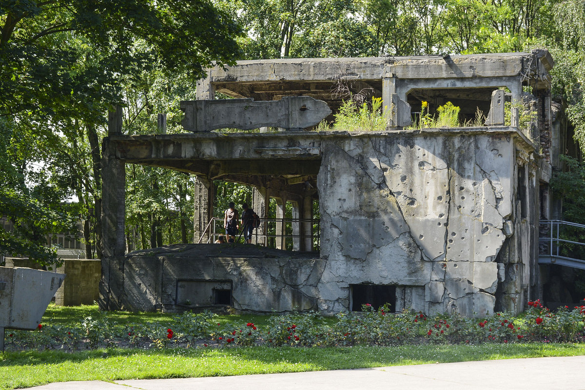 Danzig - Gdnsk. Rester der polnischen Kaserne auf der Halbinsel Westerplatte. Die zerstrte dreistckige Kaserne kann betreten werden und wurde durch Betonbgen vor weiterem Verfall gesichert.  Aufnahme: 13. August 2019.