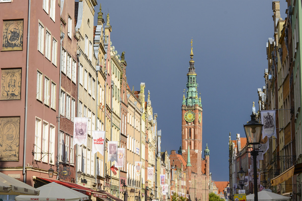 Danzig (Gdańsk) - Langgasse mit dem um 1556 erbauten Rechtstdtischen Rathaus. Aufnahme: 14. August 2019.