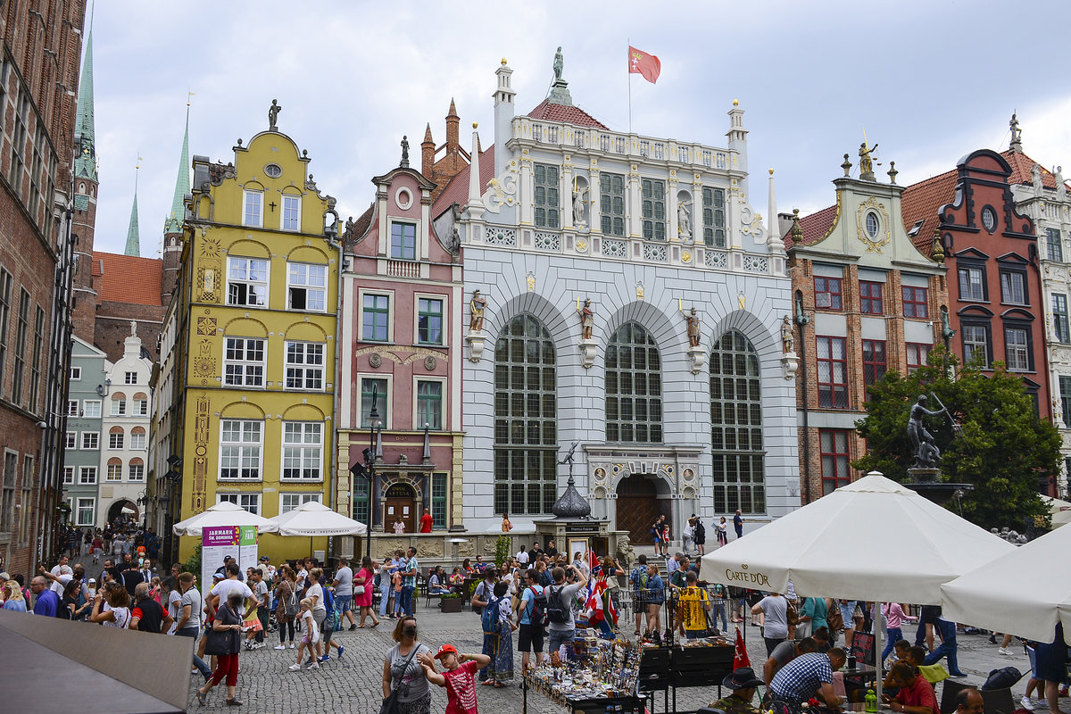 Danzig - Gdansk. Artushof (polnisch: Dwr Artusa) an der Langen Markt (polnisch: Długi Targ). Aufnahme: 12. August 2019.