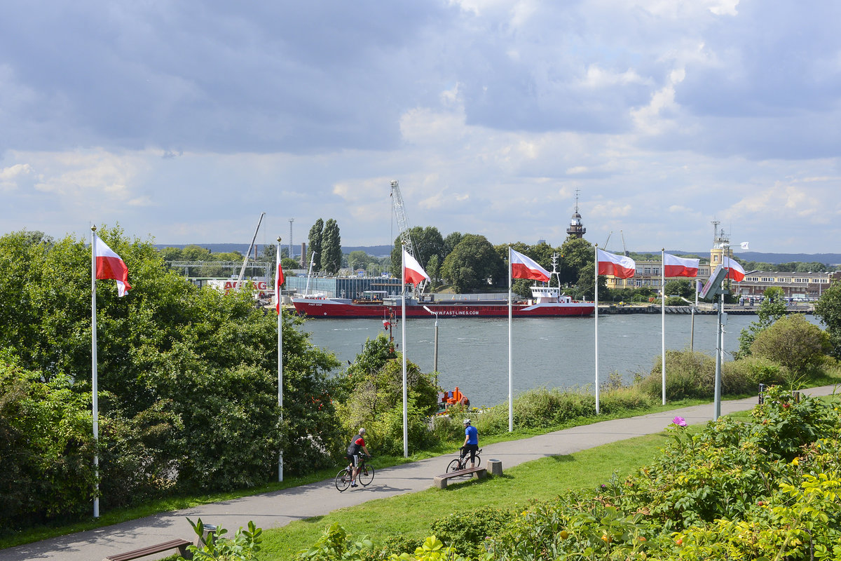 Danzig - Gdansk. Aussicht vom Denkmal auf der Westerplatte. Im Hintergrund ist der Stadtteil Neufahrwasser (Nowy Port) zu sehen. Aufnahme: 13. August 2019.