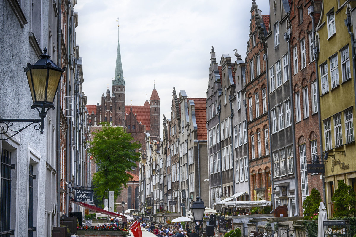 Danzig - Gdansk. Blick in die Frauengasse (polnisch: Mariacka). Mit der kleinen Baumallee wirkt die Gasse intimer als die Knigsroute Lange Gasse. Aufnahme: 12. August 2019.