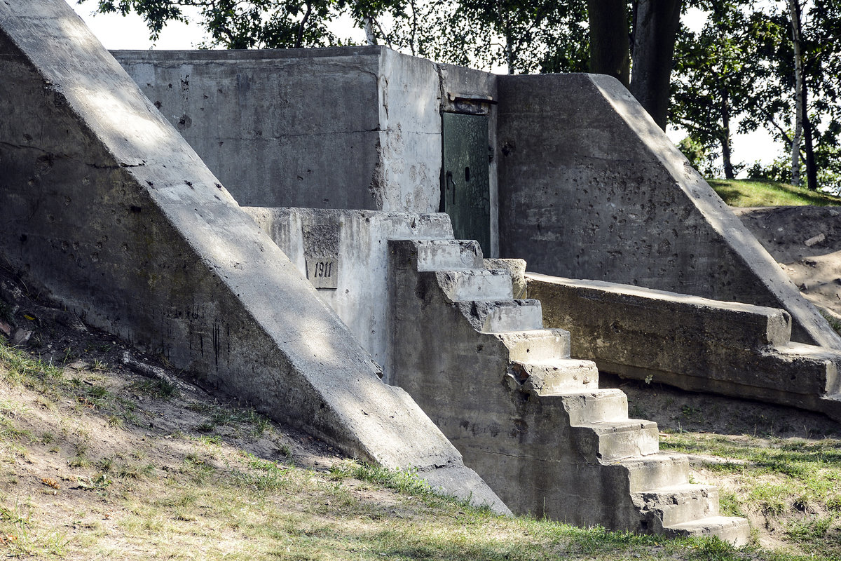 Danzig - Gdansk. Bunker auf der Halbinsel Weiterplatte im Nrdlichen Teil von Danzig. Der Kampf um die Westerplatte in Danzig war Auftakt des berfalls auf Polen, der als der Beginn des Zweiten Weltkrieges gilt. Dabei feuerte das zu dieser Zeit im Danziger Hafen befindliche Schulschiff Schleswig-Holstein am 1. September 1939 Salven ihrer schweren Schiffsgeschtze auf ein befestigtes Munitionslager Polens auf der Westerplatte. Aufnahme: 13. August 2019.