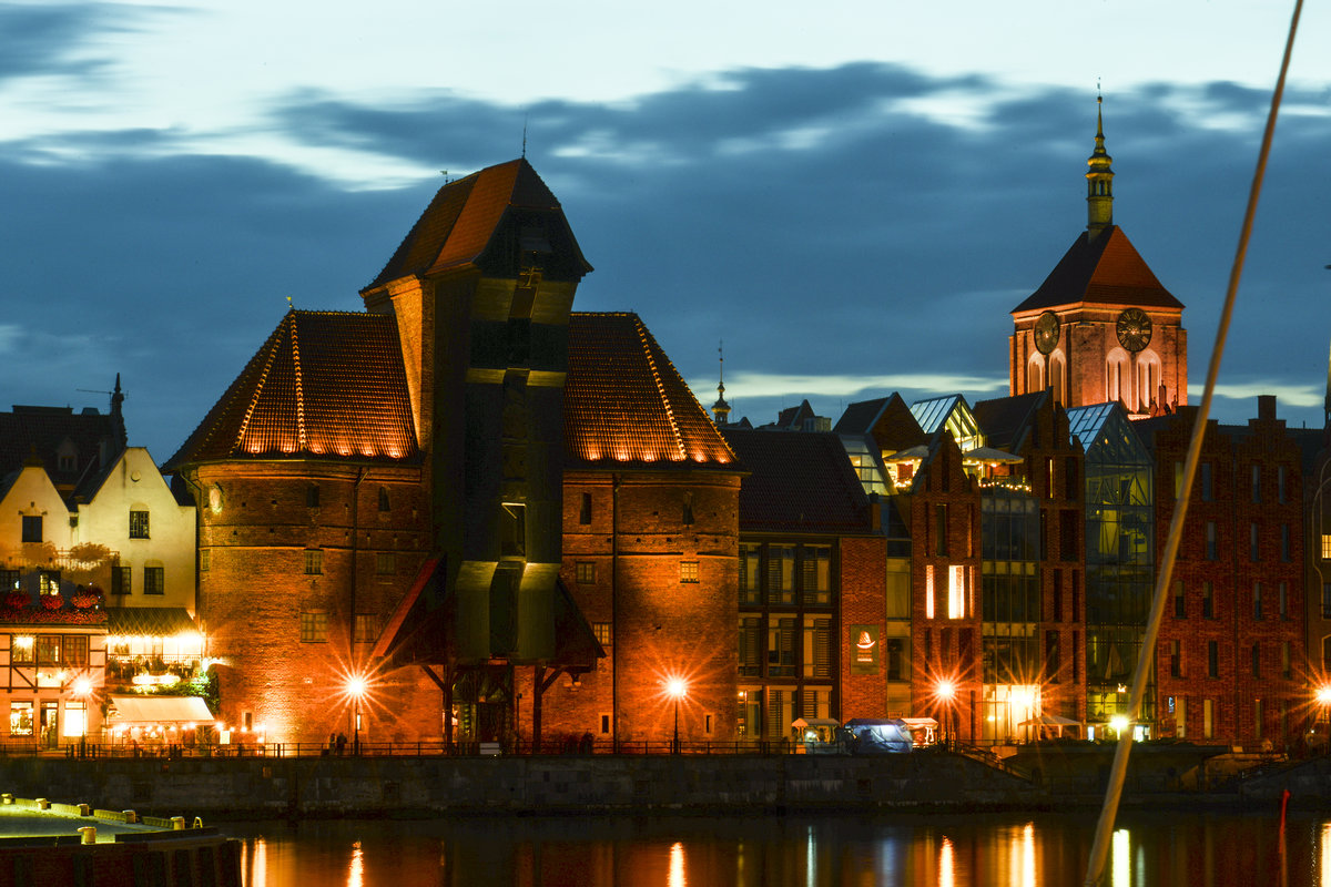 Danzig - Gdansk. Das Krantor (polnisch: Brama Żuraw) und die Johanniskirche am Abend. Aufnahme: 16. August 2019.