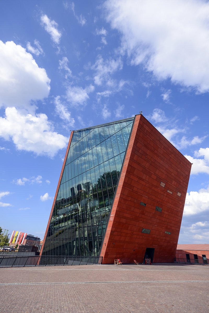 Danzig - Gdansk. Das Muzeum II Wojny Światowej (polnisch fr Museum des Zweiten Weltkrieges). Das Bauwerk wurde vom Architekturbro Kwadrat in Gdynia entworfen, eine international besetzte Jury hatte sich fr diesen Entwurf entschieden. Es ist ein etwa 40 m hoher, vierseitiger Kubus, der schrg aus dem Boden ragt. Eine der vier Flchen und die Oberseite ist verglast.
Aufnahme: 13. August 2019.