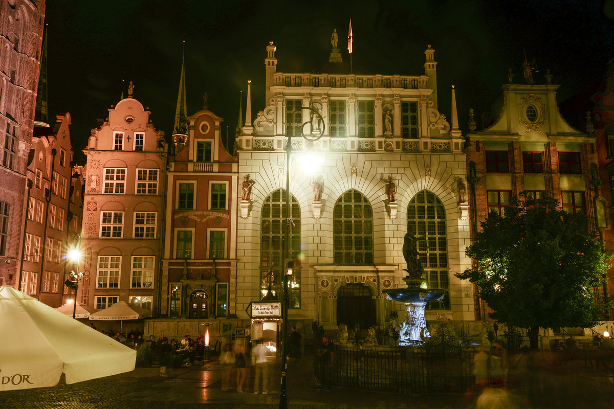 Danzig - Gdansk. Der Danziger Artushof (polnisch: Dwr Artusa) ist ein nach schweren Kriegsschden wieder aufgebautes Wahrzeichen Danzigs am Langen Markt. Aufnahme: 16. August 2019.