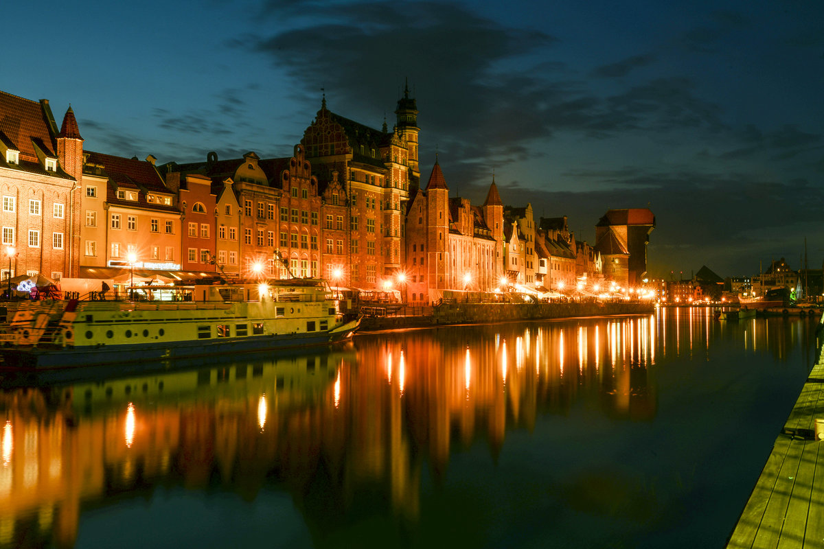 Danzig - Gdansk. Die Lange Brcke (Dlugie Pobrzeze) und die Mottlau (Motława) bei Nacht. Aufnahme: 16. August 2019.