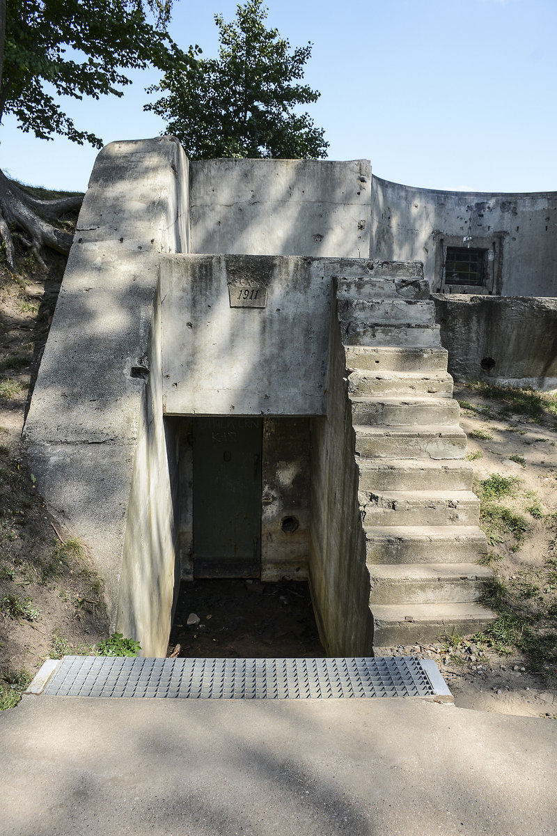 Danzig - Gdansk. Eingang zum Bunker auf Westerplatte. Die Schsse der Schleswig-Holstein am 1. September 1939 um 4:47 Uhr auf die Westerplatte werden hufig als der Beginn des Zweiten Weltkriegs genannt.
Aufnahme: 13. August 2019.