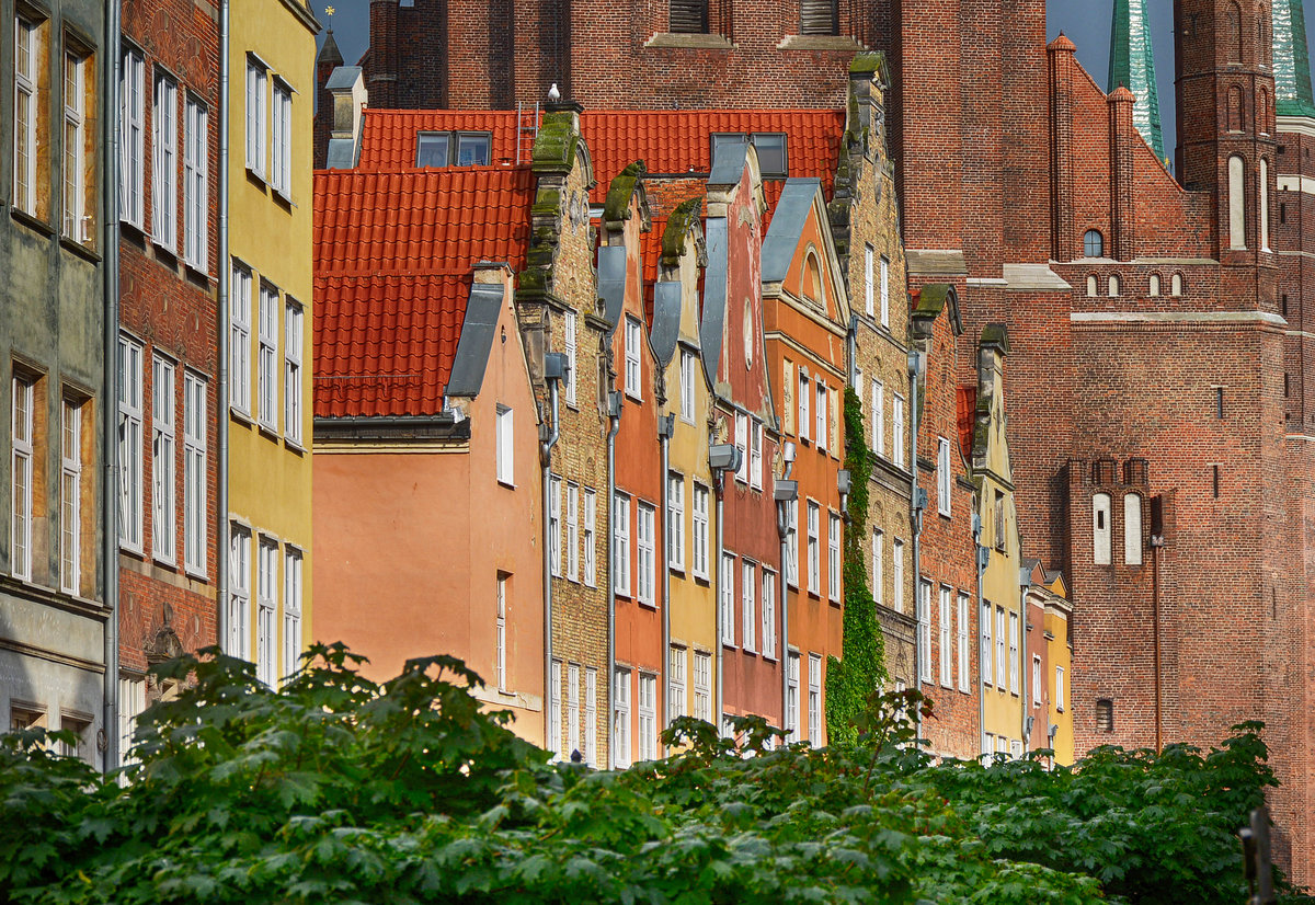 Danzig - Gdansk. Giebelhuser an der Langgasse (Polnisch: Ulica Długa). Nach dem Zweiten Weltkrieg wurde die Langgasse vllig zerstrt, ist aber heute wieder eine der Touristenattraktionen. Aufnahme: 14. August 2019.