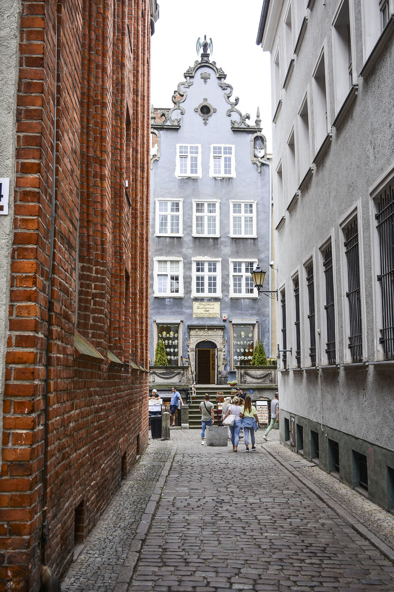 Danzig - Gdansk. Giebelhaus in der Frauengasse (Mariacka). Das Foto ist in der Gasse Dziana aufgenommen. Aufnahme: 12 August 2109.