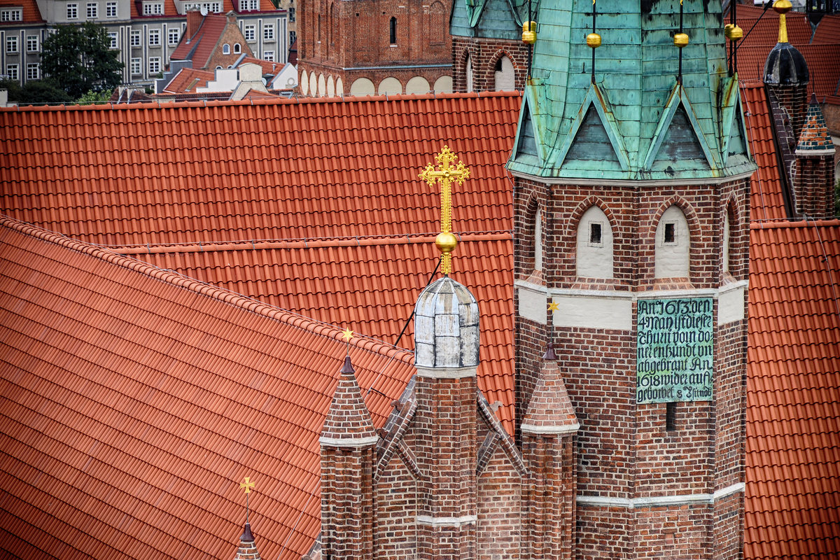 Danzig - Gdansk. Kreuz auf der Marienkirche (polnisch: Bazylika konkatedralna Wniebowzięcia Najświętszej Maryi Panny, bis 1945 Oberpfarrkirche St. Marien). Aufnahme: 12. August 2019.