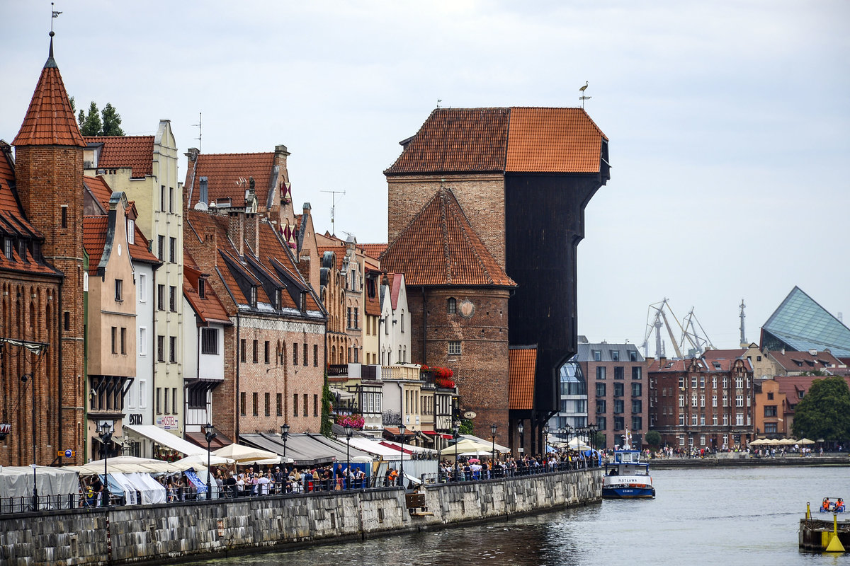 Danzig - Gdansk. Lange Brcke (Diugie Pobrzeze) und das Krantor (Brama Żuraw) on der Alten Mottlau aus gesehen. Aufnahme: 12. August 2019.