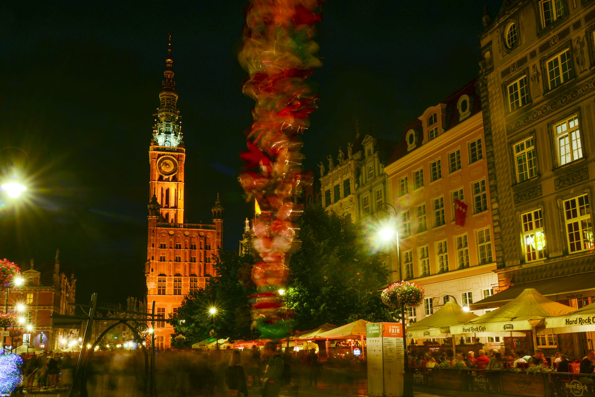 Danzig - Gdansk. Langer Markt (polnisch: Długi Targ) und das Rechtstdtische Rathaus am Abend. Aufnahme: 16. August 2019.