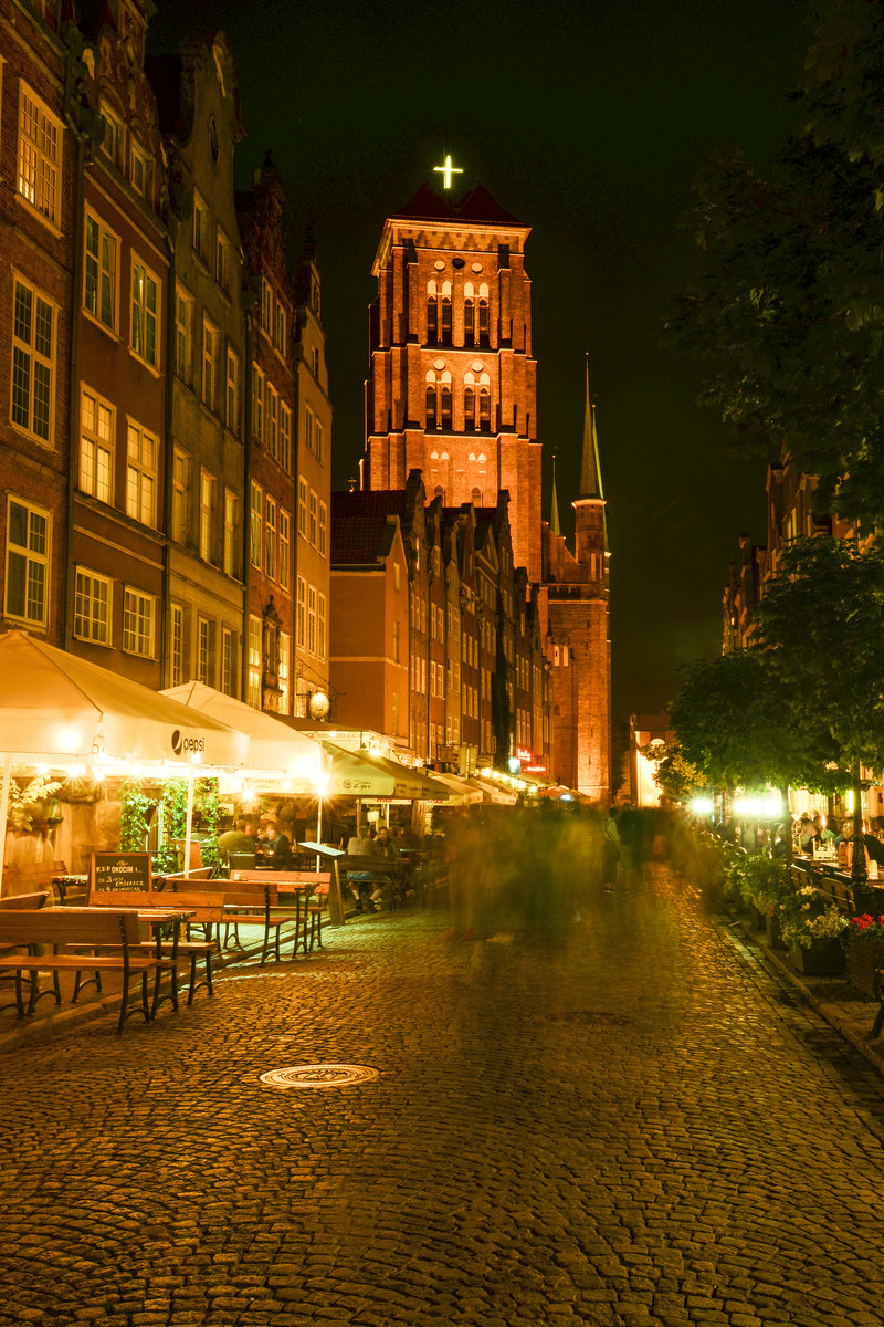 Danzig - Gdansk. Marienkirche (Bazylika konkatedralna Wniebowzięcia Najświętszej Maryi Panny) und die Joppengasse (Piwna). Aufnahme: 16. August 2019.