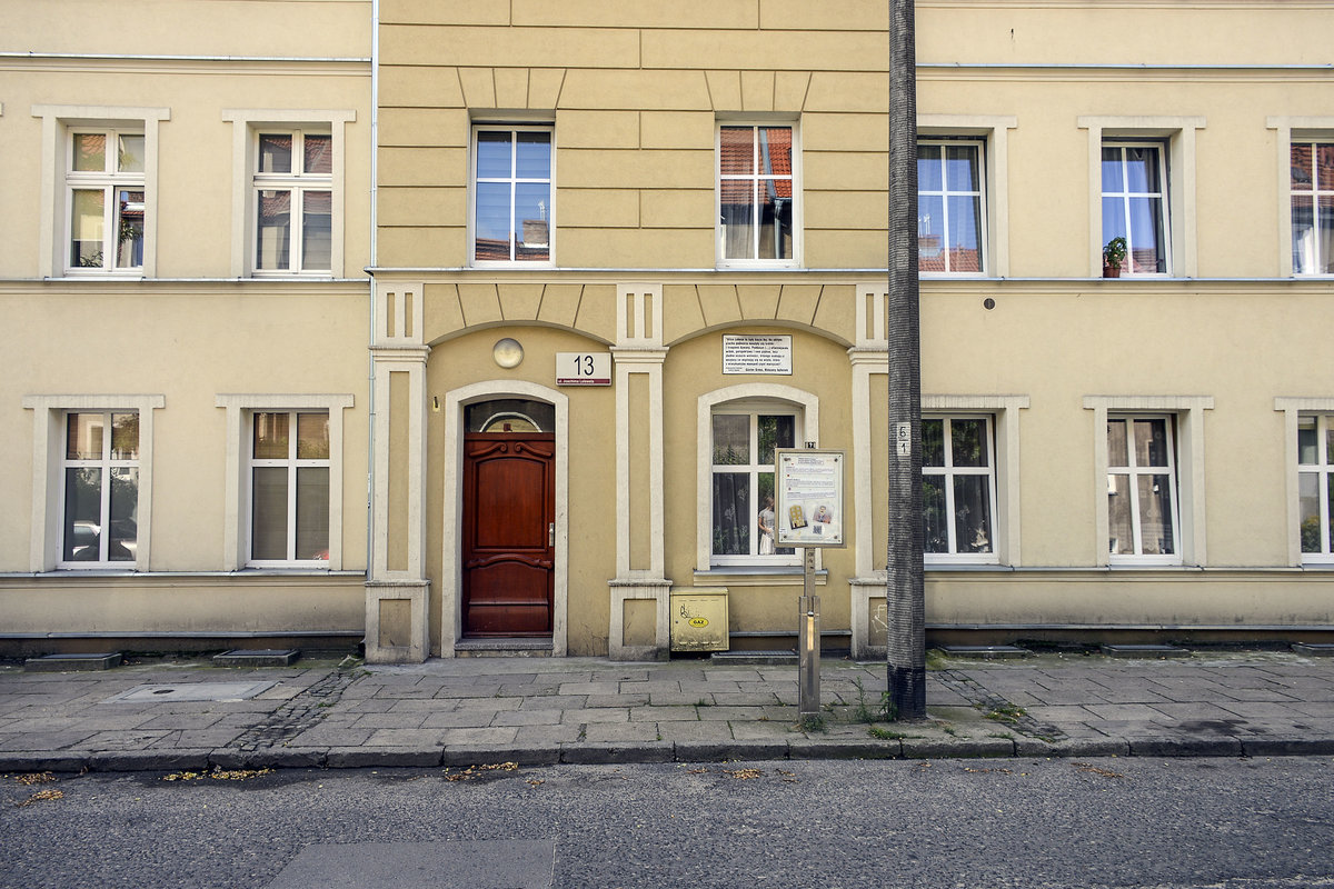 Danzig-Langfuhr (Gdnsk-Wrzeszcz). Das Geburtshaus des Schriftstellers Gnter Grass (1927-2015) ist in der Ulica Lelewela (ehemaliger Labesweg) zu finden. Hier befand sich seine Wohnung und der kleine Kolonialwarenladen seiner Eltern. Auerdem hat er selbst dort seine Kindheit und Jugend verbracht. Aufnahme: 14. August 2019.