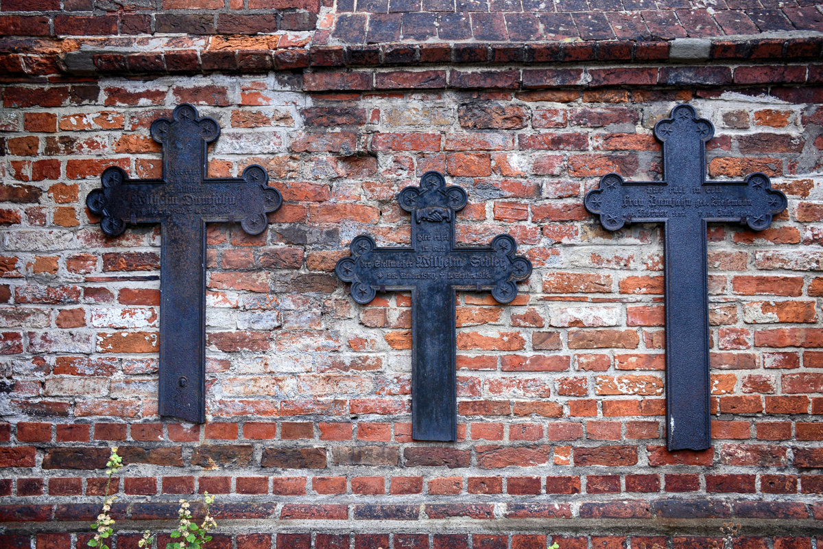 Darłowo in Hinterpommern - Antike deutsche Eisen-Grabkreuze an der Mauer von Rgenwalder Marienkirche. Aufnahme: 22. August 2020.