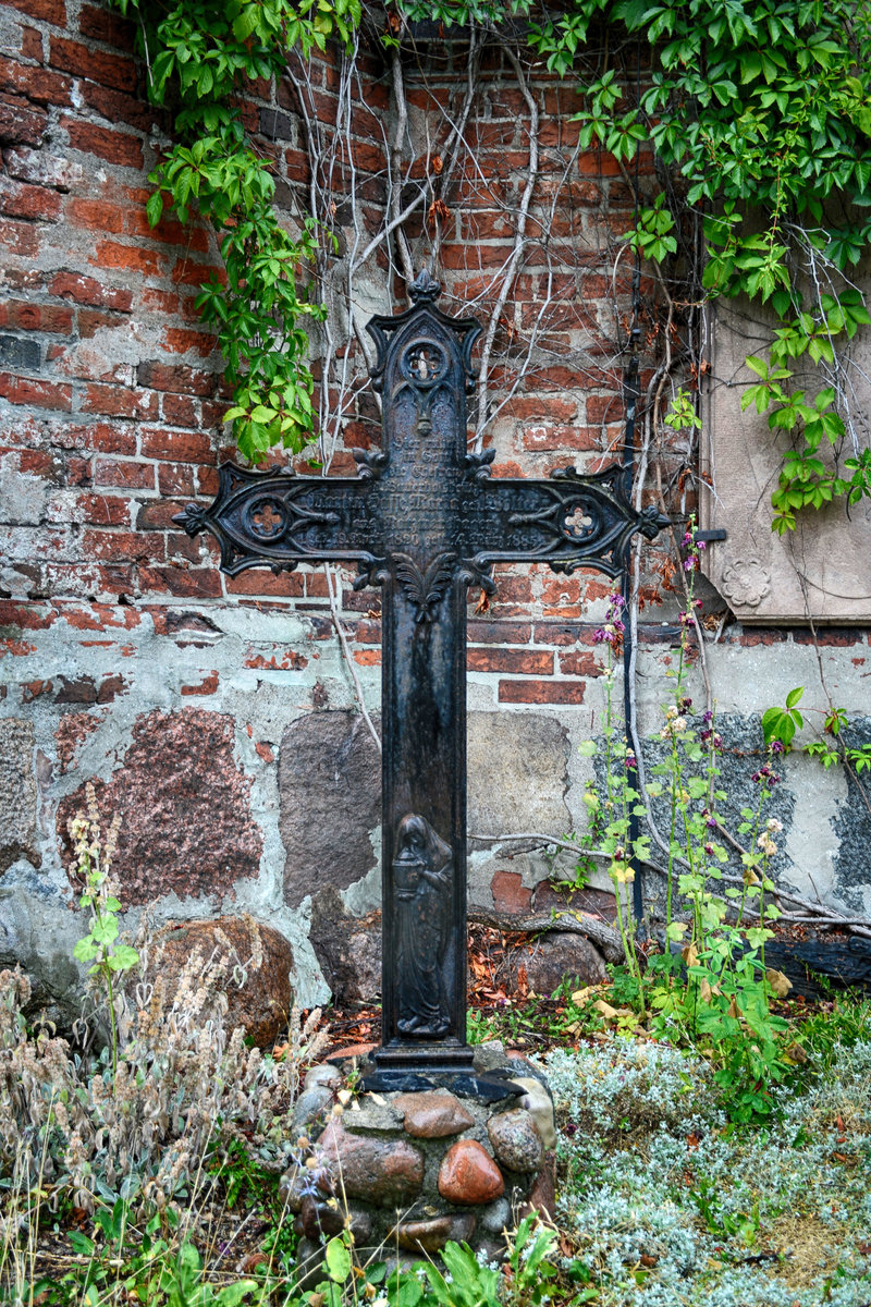 Darłowo in Hinterpommern - Antikes deutsches Eisen-Grabkreuz an der Mauer von Rgenwalder Marienkirche. Aufnahme: 22. August 2020.