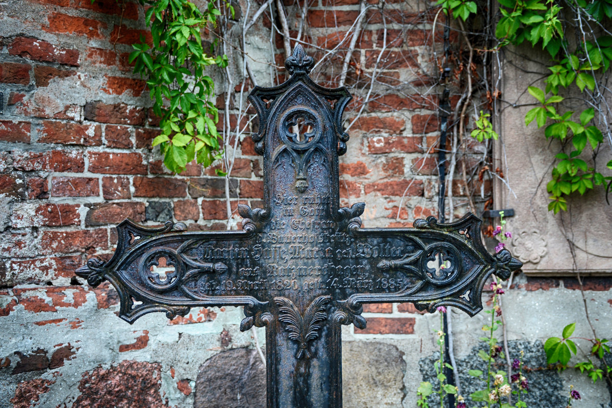 Darłowo in Hinterpommern - Auschnitt eines Antiken deutschen Eisen-Grabkreuz an der Mauer von Rgenwalder Marienkirche. Aufnahme: 22. August 2020.