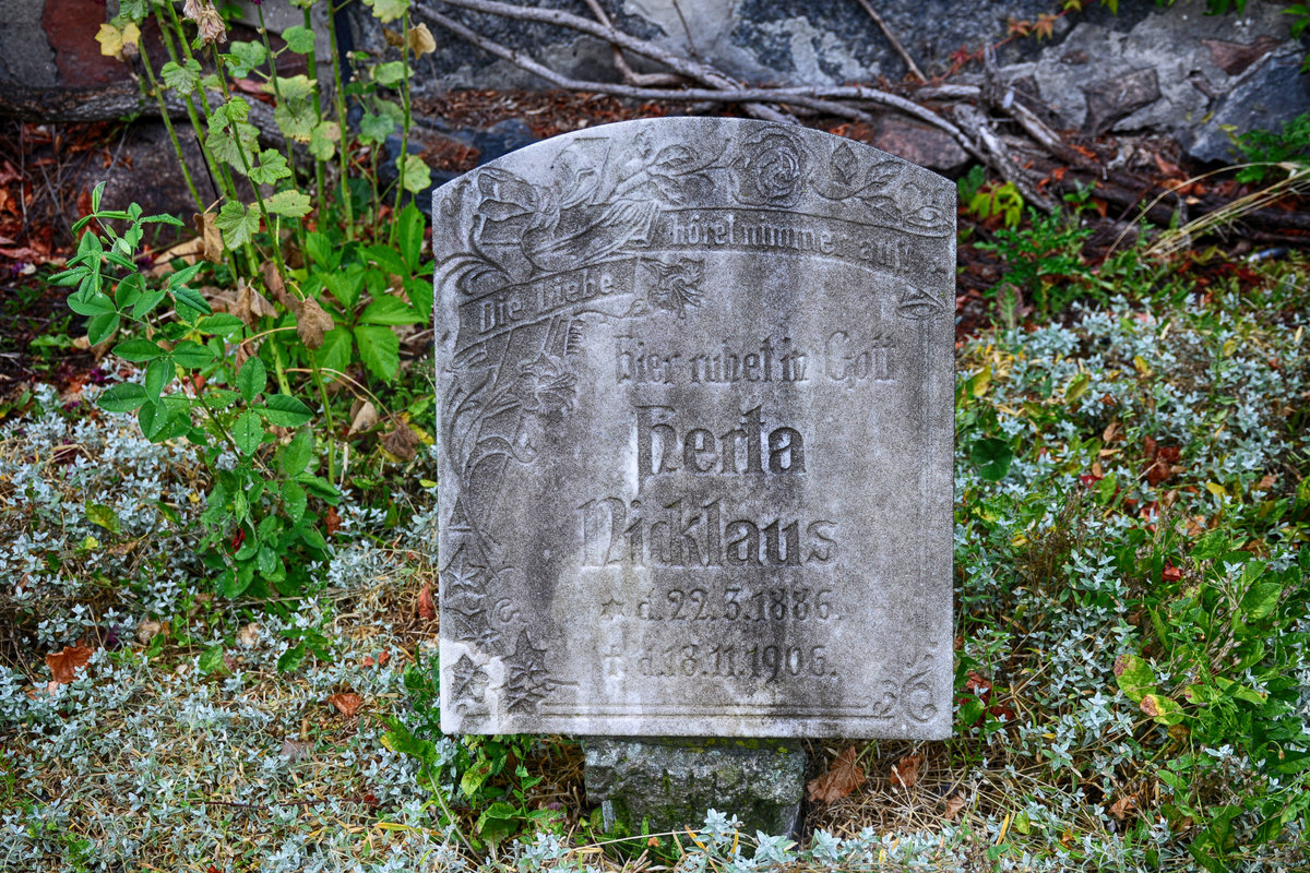 Darłowo (Rgenwalde) in Hinterpommern: Grabstein aus deutscher Zeit an der Marienkriche. Aufnahme: 22. August 2020.