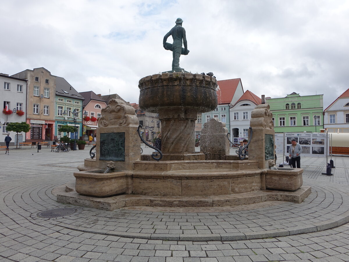 Darlowo / Rgenwalde, Fischerbrunnen am Rynek Platz (01.08.2021)