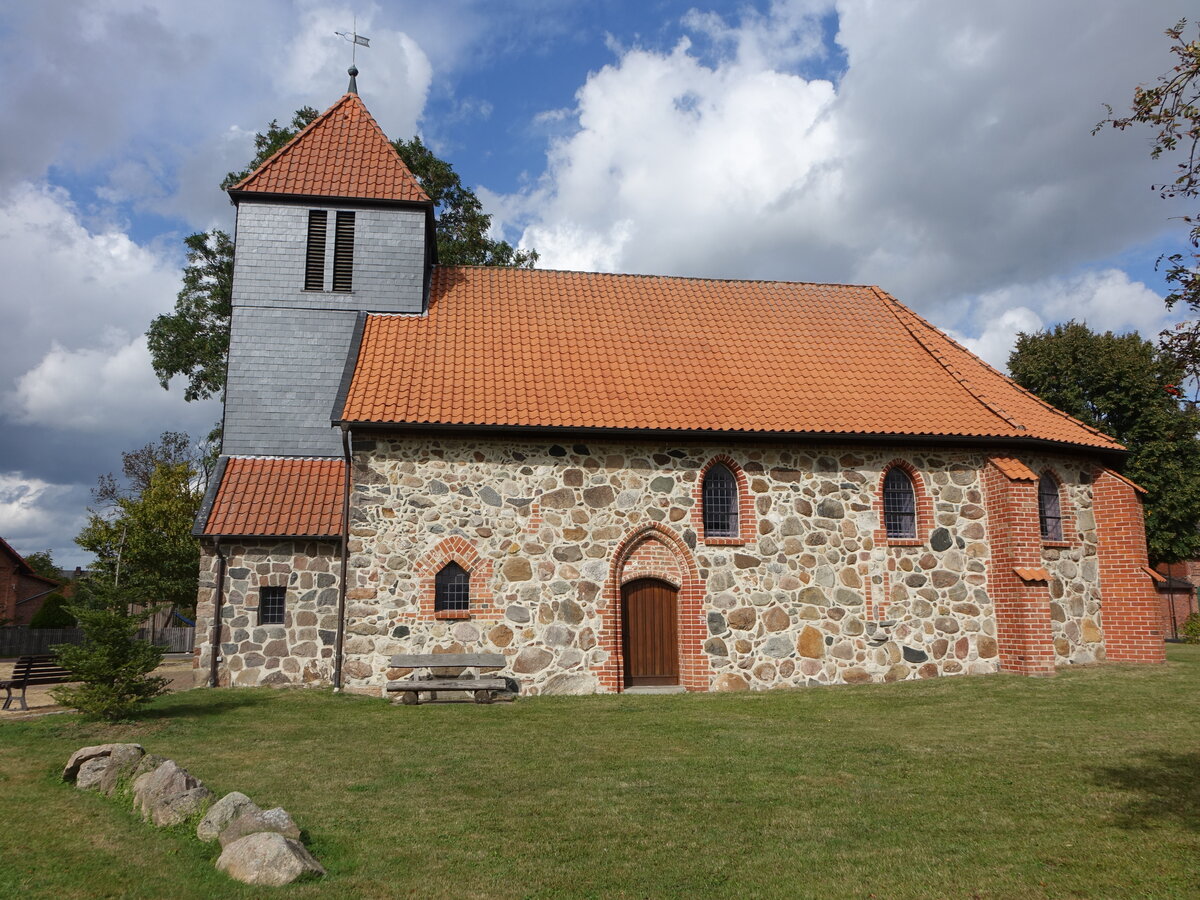Darrigsdorf, evangelische St. Gabriel Kirche, gotische Feldstein-Saalkirche, erbaut um 1400, Fachwerk Westturm erbaut 1782  (17.09.2025)