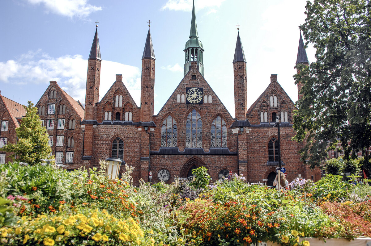 Das 1286 vollendete Heiligen-Geist-Hospital am Koberg in Lbeck ist eine der ltesten bestehenden Sozialeinrichtungen der Welt und eines der bedeutendsten Bauwerke der Stadt. Betreut wurden die Spitler von den Brdern vom Orden des Heiligen Geistes. Aufnahme. 21. August 2021.