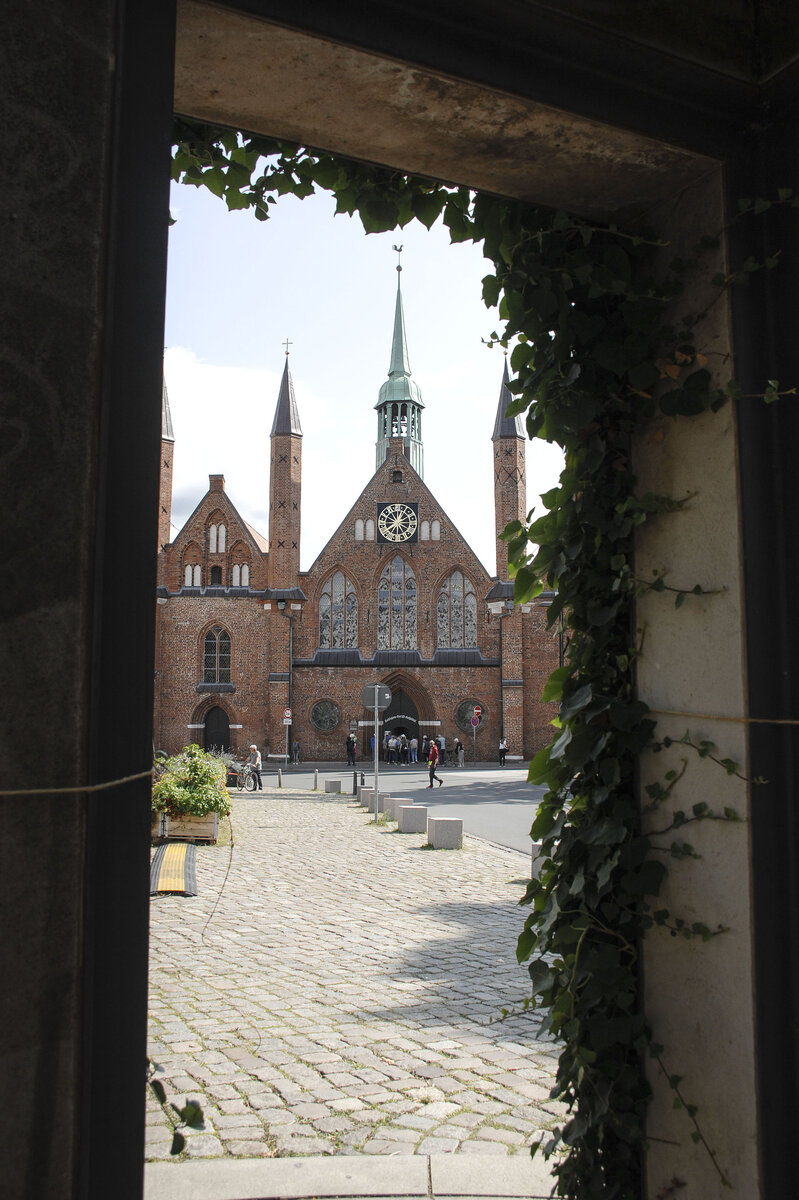 Das 1286 vollendete Heiligen-Geist-Hospital am Koberg in Lbeck ist eine der ltesten bestehenden Sozialeinrichtungen der Welt und eines der bedeutendsten Bauwerke der Stadt. Es steht in der Tradition der Heilig-Geist-Spitler nach dem Vorbild von Santo Spirito in Sassia in Rom. Betreut wurden die Spitler von den Brdern vom Orden des Heiligen Geistes. Aufnahme: 21. August 2021.