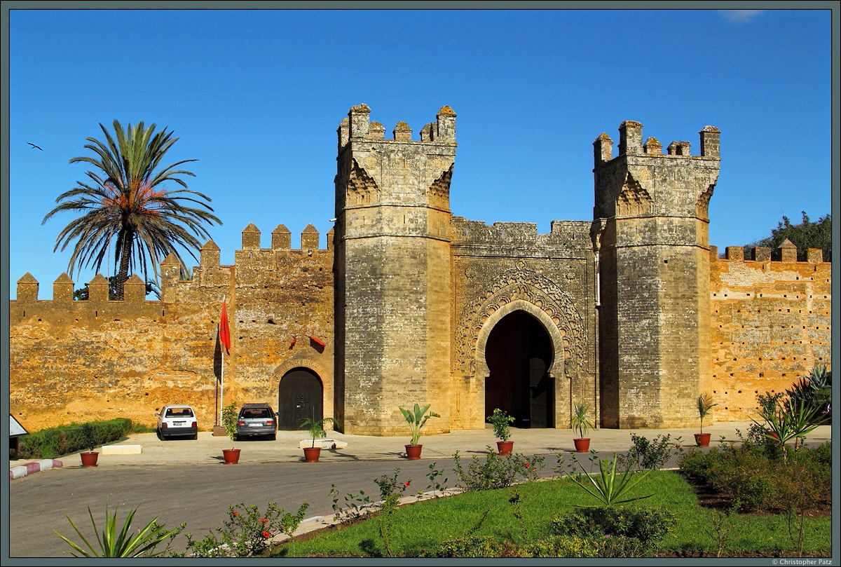 Das im 14. Jahrhundert errichtete Tor der Chellah von Rabat bildet den einzigen Zugang zur Totenstadt. Interessant ist die Konstruktion der Trme mit achteckigem Grundriss und quadratischem Abschluss. (Rabat, 23.11.2015)