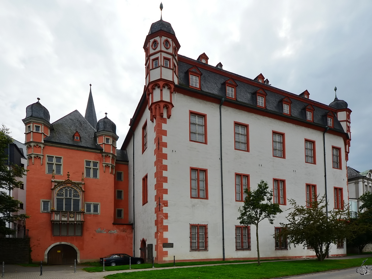 Das von 1528 bis 1530 im spätgotischen Stil erbaute Schöffenhaus war der Sitz des kurtrierischen Schöffengerichts für die Stadt Koblenz, daneben das von 1419 bis 1425 im spätgotischen Stil erbaute Alte Kaufhaus, welches im frühen 18. Jahrhundert in den barocken Stil umgestaltet wurde. (September 2013)