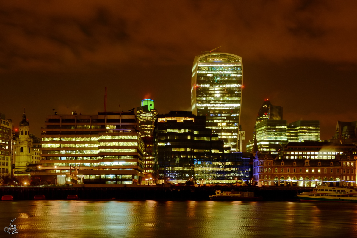 Das 160 Meter hohe und 2015 mit dem unrhmlichen Eiterbeulenpreis (Carbuncle Cup) prmierte Hochhaus  The Walkie-Talkie  berragt auf diesem Bild die restlichen Gebude. (London, Februar 2015)