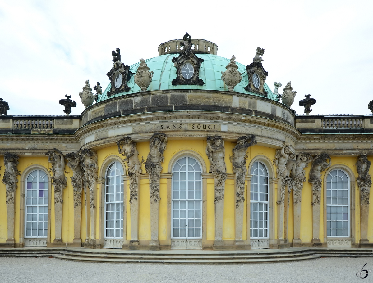 Das von 1745 bis 1747 im Stil des Rokoko errichtete Schloss Sanssouci. (Potsdam, September 2012)