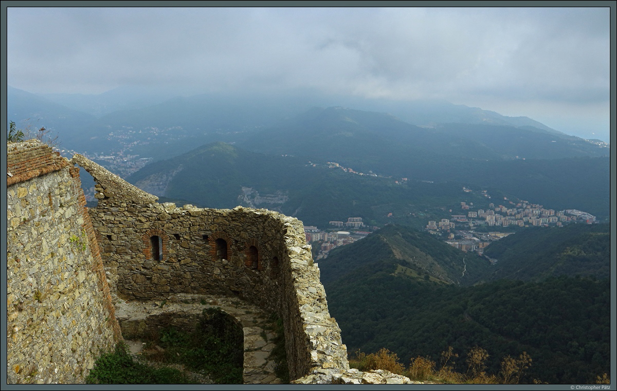 Das 1758 errichtete Forte Diamante liegt auf einem 624 m hohen Berggipfel nrdlich von Genua. Die herausragende Stellung der alten Festung bot gute Verteidigungsmglichkeiten und gewhrt heute einen eindrucksvollen Ausblick auf die umliegenden Tler. (Genua, 23.09.2018)