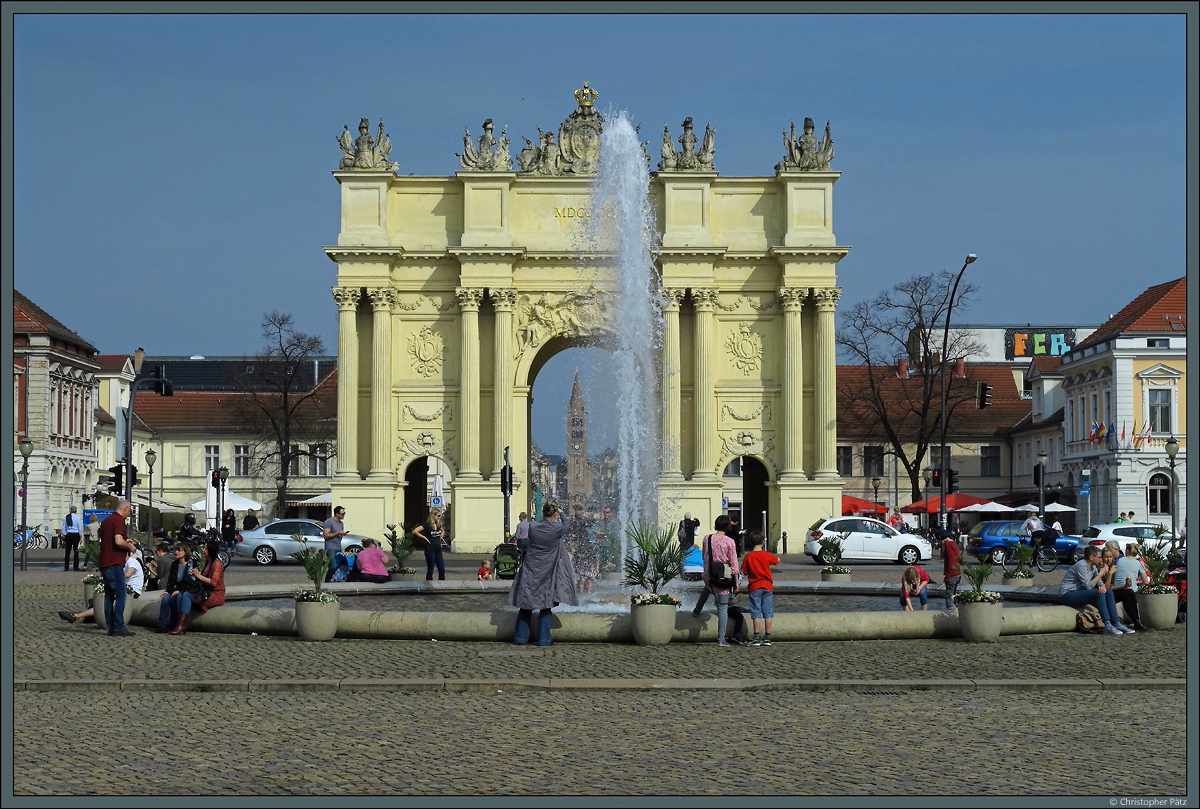 Das 1770/71 errichtete Brandenburger Tor bildet den westlichen Zugang zur Altstadt von Potsdam. Durch den Torbogen ist die Peter-und-Paul-Kirche zu sehen. (05.04.2016)