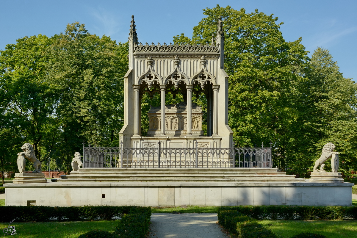 Das von 1799 bis 1892 errichtete neogotische Potocki-Mausoleum befindet sich in Warschau in der Nhe des Wilanw-Palastes. (August 2015)