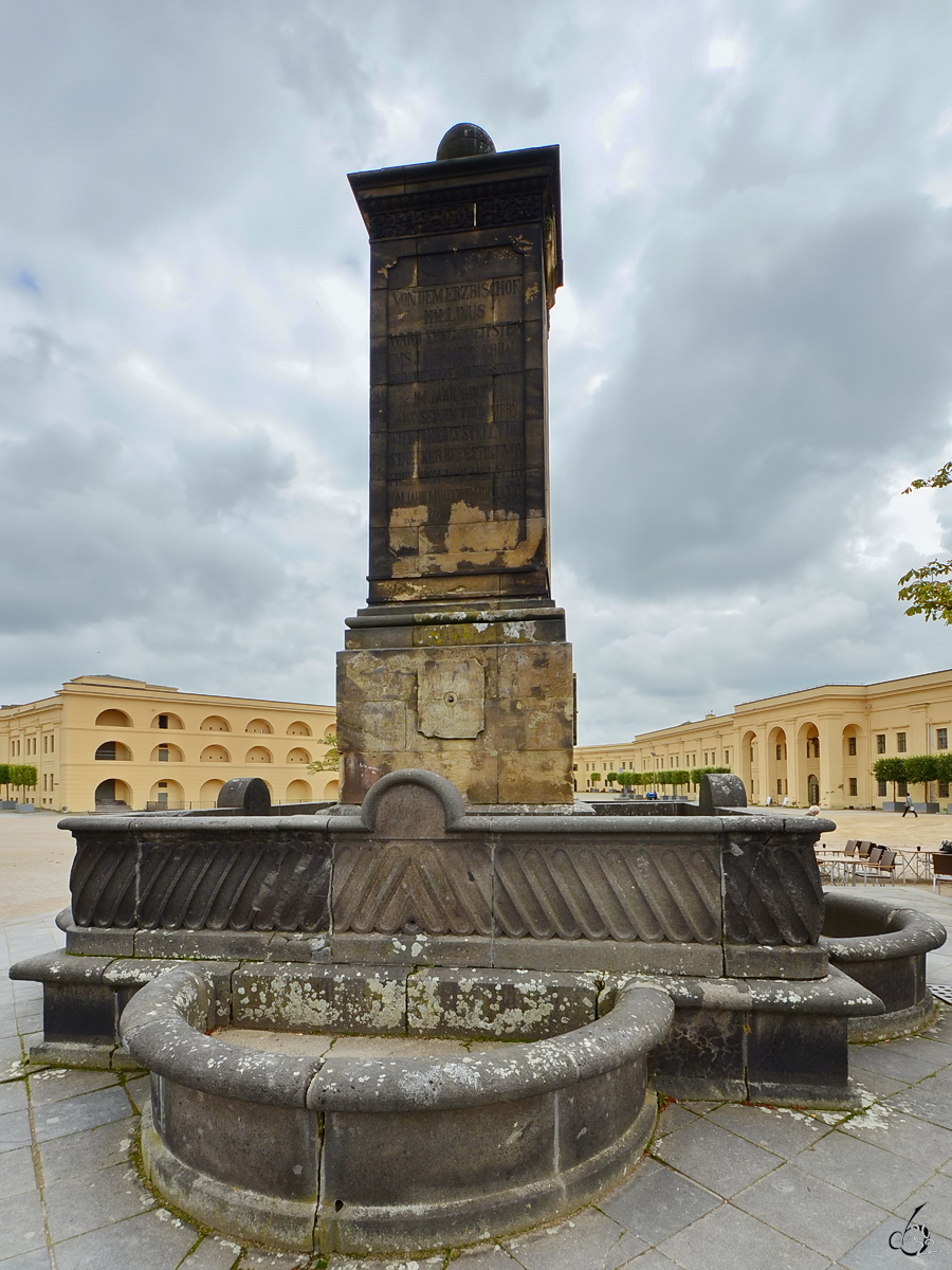 Das 1844 errichtete Brunnendenkmal auf dem Oberen Schlosshof der Festung Ehrenbreitstein. (Koblenz, September 2013)