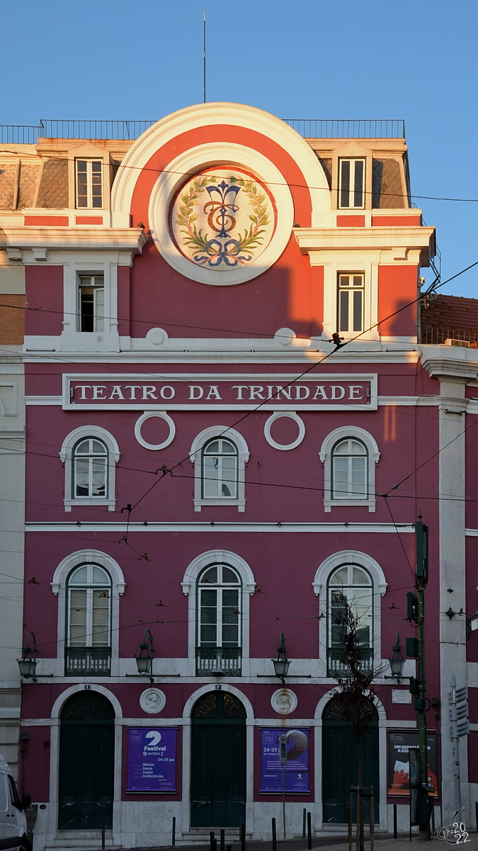 Das 1867 errichtete Teatro da Trindade ist ein Theatergebude im Zentrum von Lissabon. (Februar 2017)