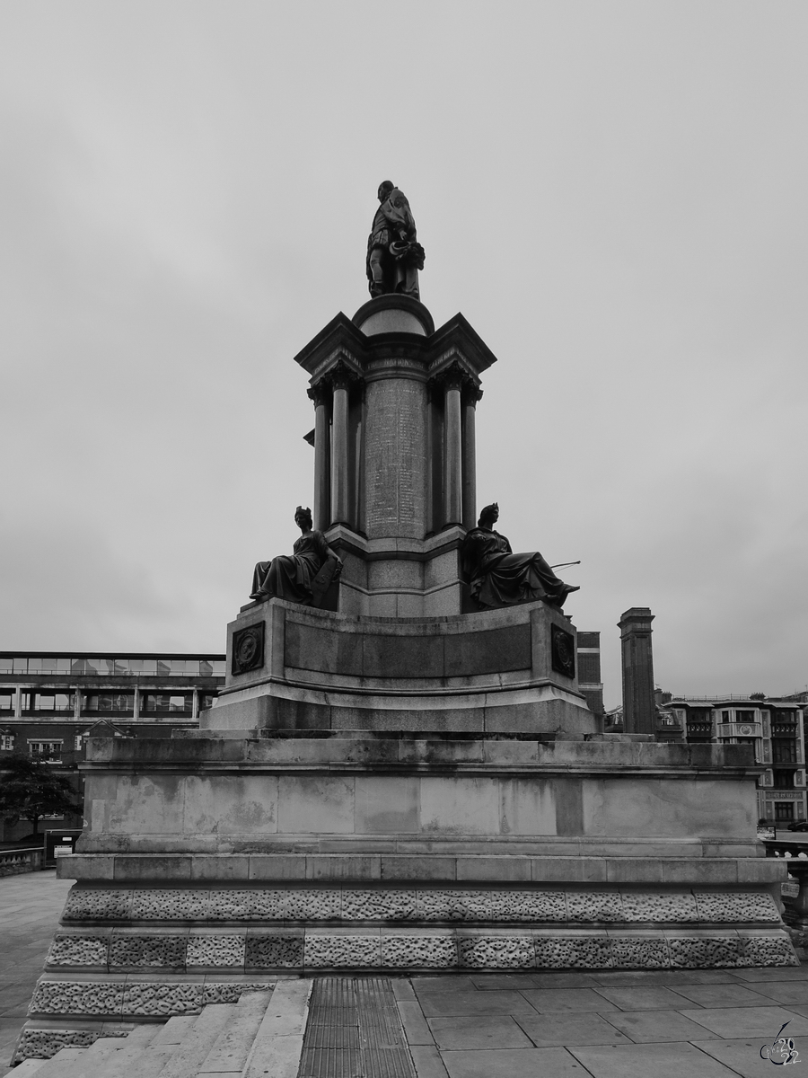 Das 1871 erbaute Denkmal zur Erinnerung an den Erfolg der groen Ausstellung von 1851 vor der Royal Albert Hall in London. (September 2013)