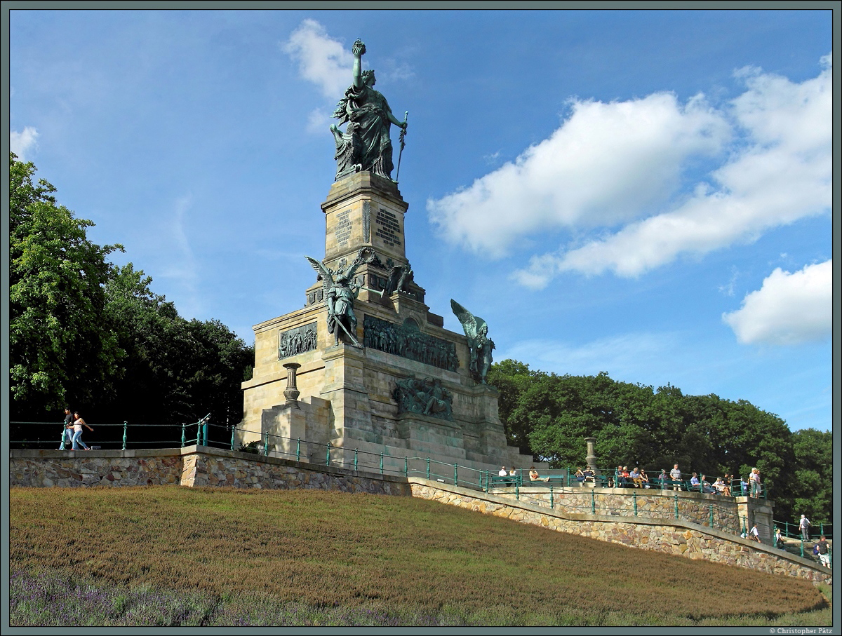 Das 1883 eingeweihte Niederwalddenkmal auf dem Rdesheimer Berg erinnert an die Reichseinigung Deutschlands 1871. Wegen der schnen Aussicht auf das Rheintal ist das Denkmal mit der 12 m hohen Germania-Statue ein beliebtes Ausflugsziel. Seit 2002 gehrt es zum UNESCO-Weltkulturerbe Oberes Mittelrheintal.  