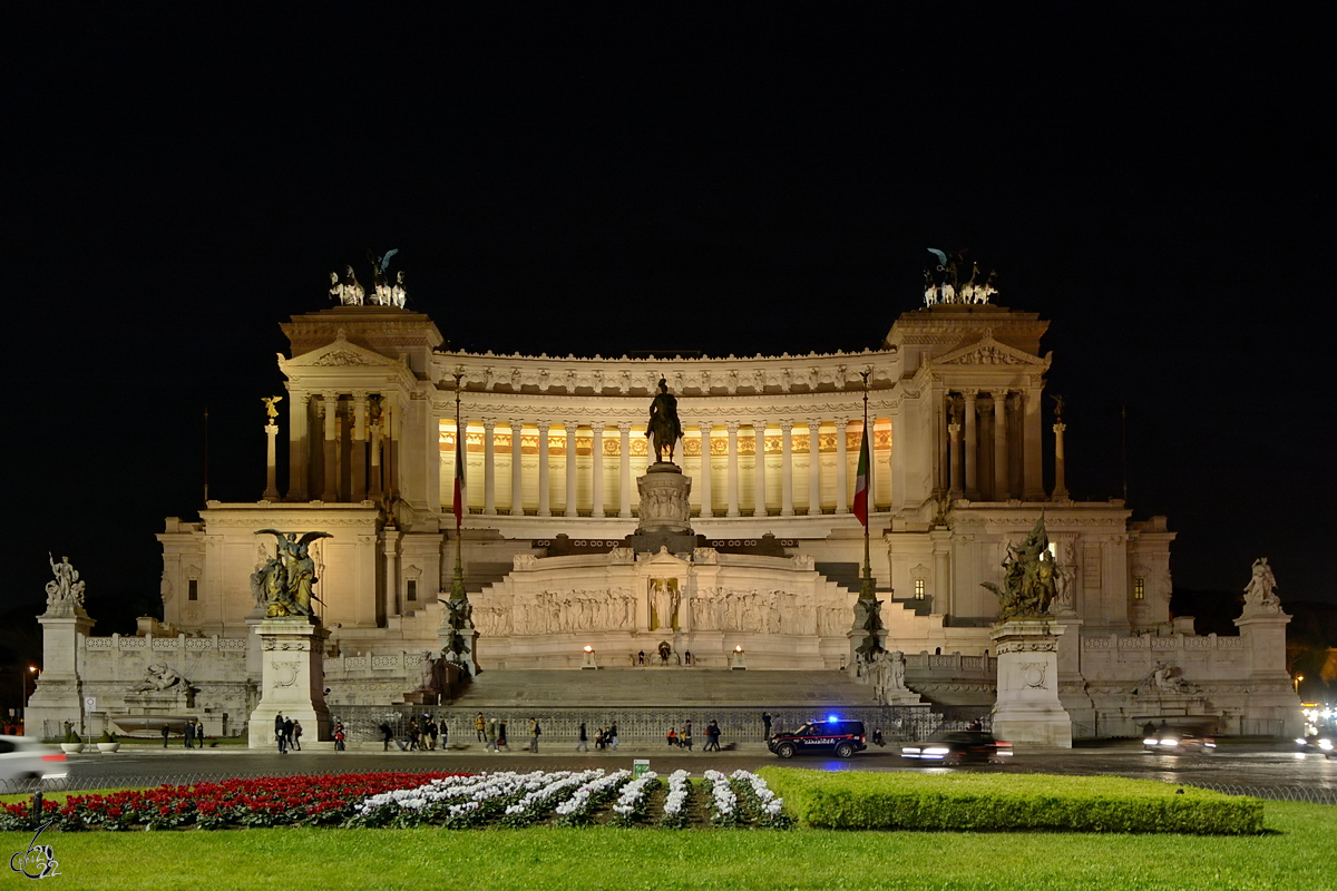 Das von 1885 bis 1913 erbaute Viktor-Emanuelsdenkmal (Monumento Nazionale a Vittorio Emanuele II) ist ein klassizistischer Marmortempel zu Ehren von Italiens erstem Knig. (Rom, Dezember 2015)