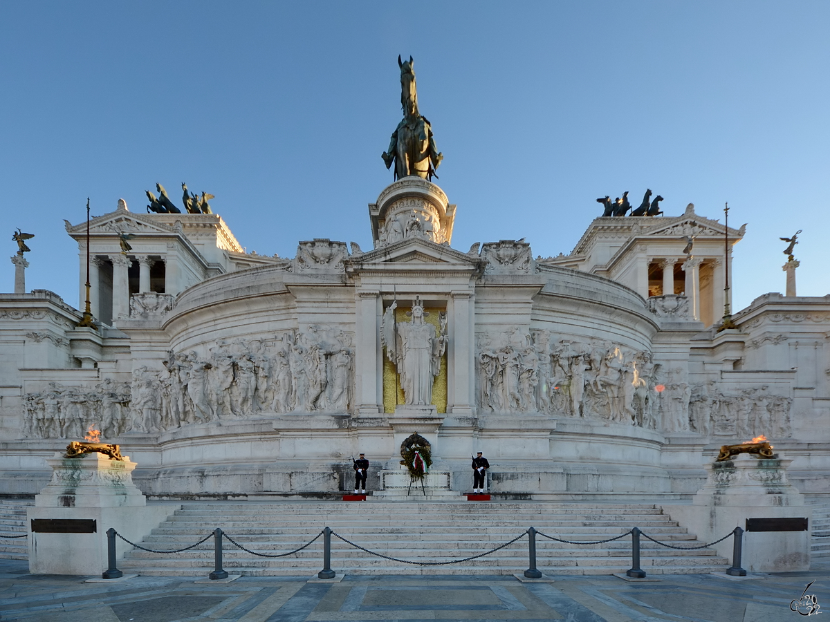 Das von 1885 bis 1913 erbaute Viktor-Emanuelsdenkmal (Monumento Nazionale a Vittorio Emanuele II) ist ein klassizistischer Marmortempel zu Ehren von Italiens erstem Knig. (Rom, Dezember 2015)
