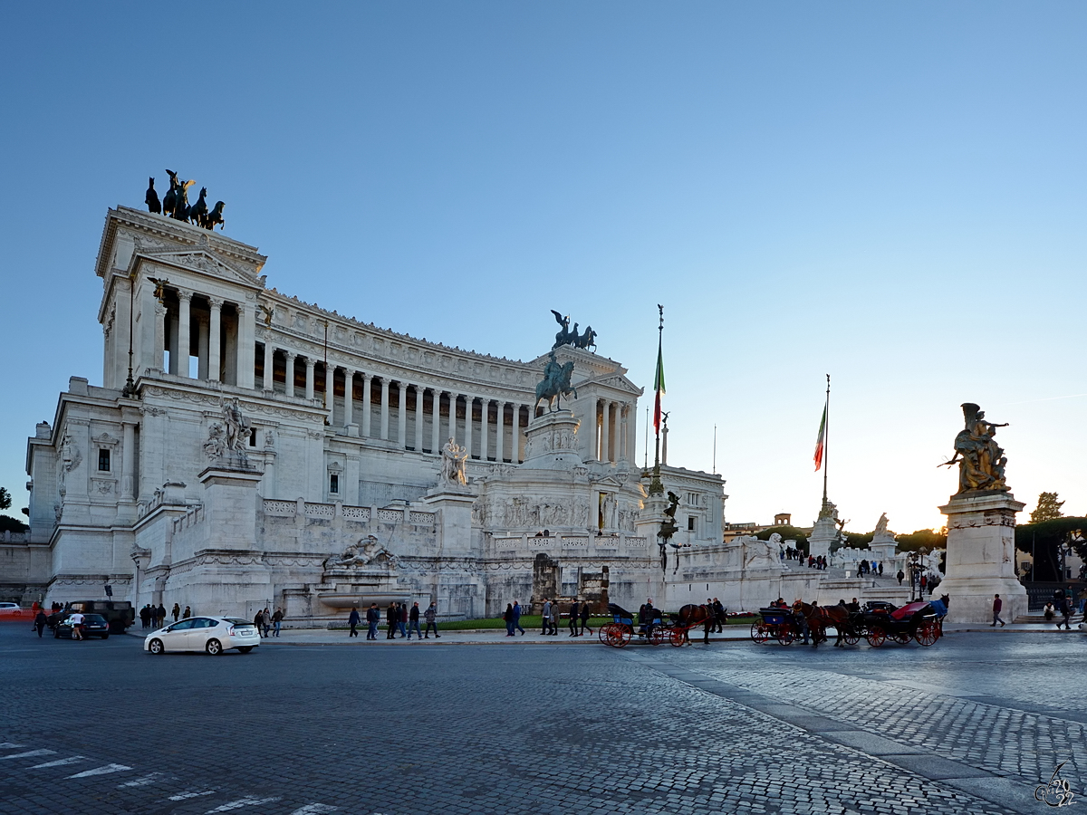 Das von 1885 bis 1913 erbaute Viktor-Emanuelsdenkmal (Monumento Nazionale a Vittorio Emanuele II) ist ein klassizistischer Marmortempel zu Ehren von Italiens erstem Knig. (Rom, Dezember 2015)