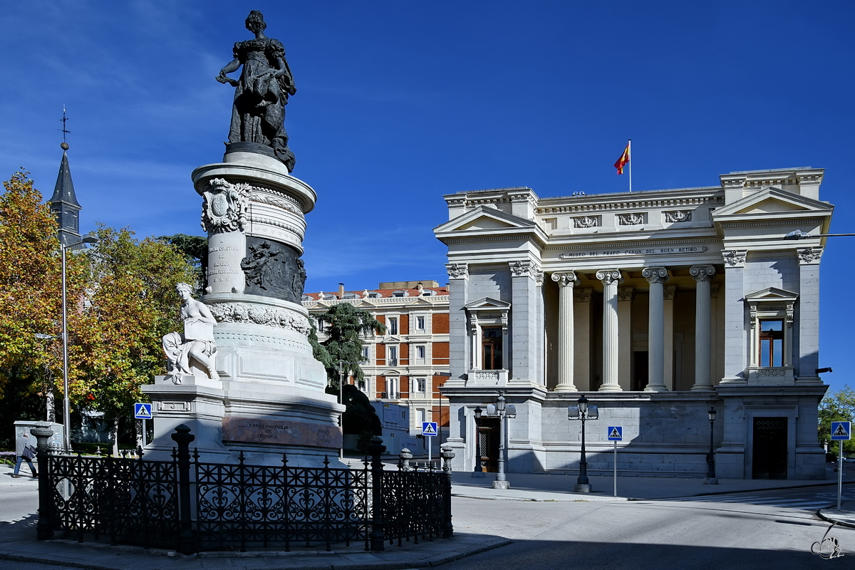 Das 1893 eingeweihte Denkmal fr Mara Cristina de Borbn (Monumento a Mara Cristina de Borbn) vor dem 1637 als Ballsaal erbauten heutigen Bibliothek  Casn del Buen Retiro .