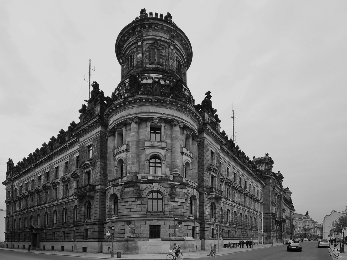 Das von 1895 bis 1900 im historistischen Stil erbaute Gebude entstand fr das Kniglich Schsische Polizeiprsidium und beherbergt heute unter anderem die Polizeihistorische Sammlung in Dresden. (April 2014)