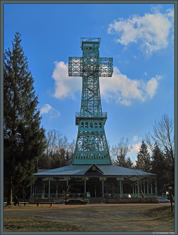 Das 1896 errichtete Josephskreuz auf dem Groen Auerberg bei Stolberg ist das grte eiserne Doppelkreuz der Welt. Der 38 m hohe Aussichtsturm ist ein beliebtes Ausflugsziel im Sdharz. (27.02.2016)